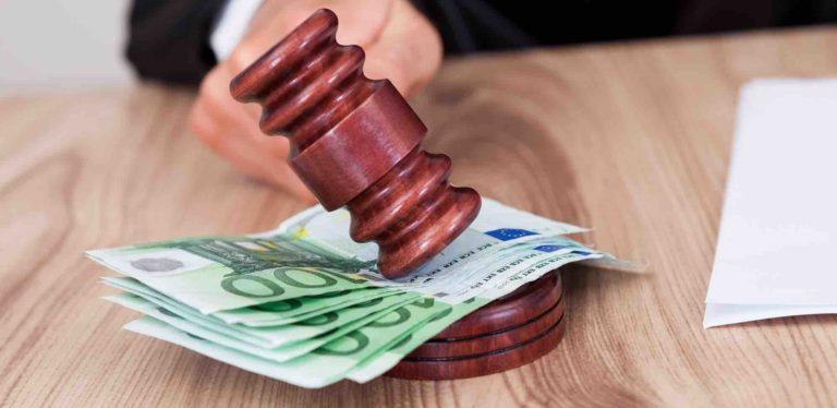 Hundert Euro Scheine liegen unter Gerichtshammer