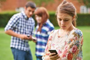 Teenager wird übers Handy von anderen gemobbt