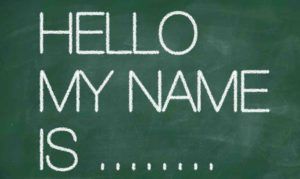 Auf einer Tafel steht Hello My Name is...
