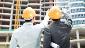 Zwei Männer zeigen auf Baustelle