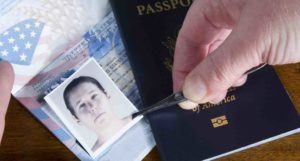 Mann setzt mit Pinzette falsches Bild in Reisepass ein