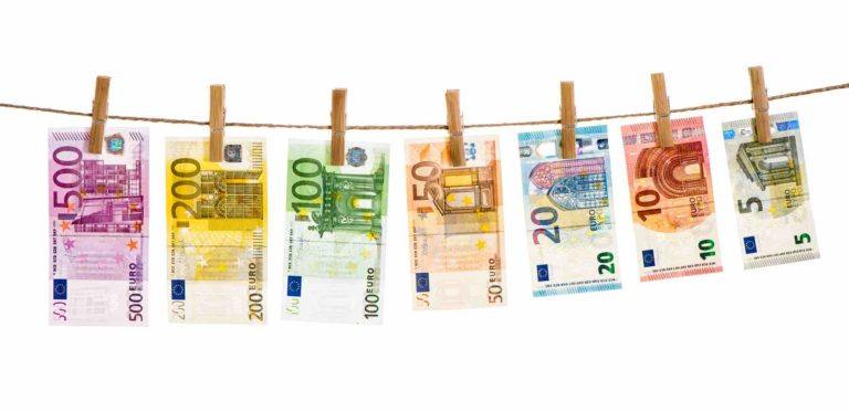 Euronoten hängen an Wäscheleine