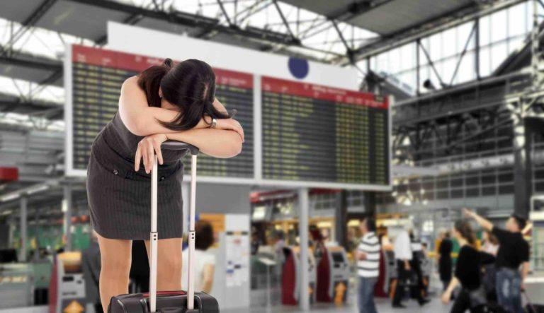 Frau am Flughafen Flug fällt aus