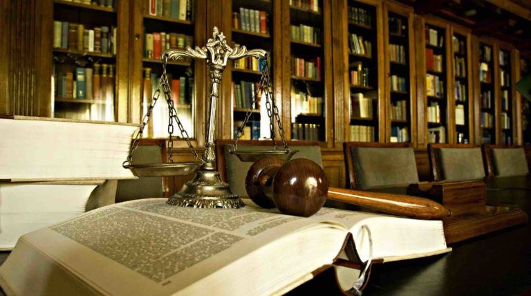 Gesetzbücher Richterhammer Bibliothek