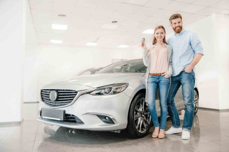 Paar beim Auto im Salon