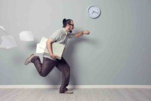 Mann schaut auf die Uhr und läuft