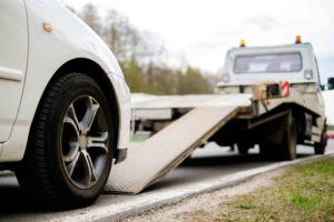 Auto wird abgeschleppt