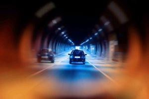 auto im Tunnel in der Nacht