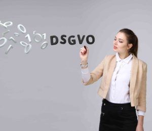 Junge Frau schreibt DSGVO in die Luft