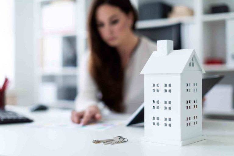 Frau erstellt Wohnungseigentumsvertrag Kosten
