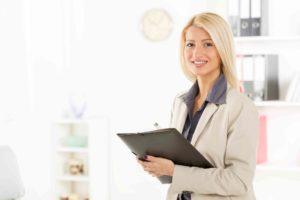 Anwältin hältWohnungseigentumsvertrag in der Hand