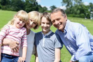 Familie mit Kindern am Bauernhof