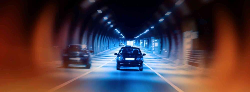 auto im Tunnel in der Nacht