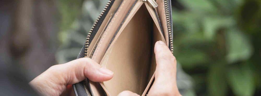 Hand öffnet leere Geldbörse